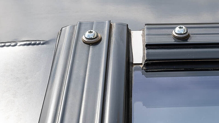 Detailansicht eines LAMILUX Brandschutzfenster mit verschraubtem Rahmenprofil und feuerwiderstandsfähiger Verglasung auf Flachdach