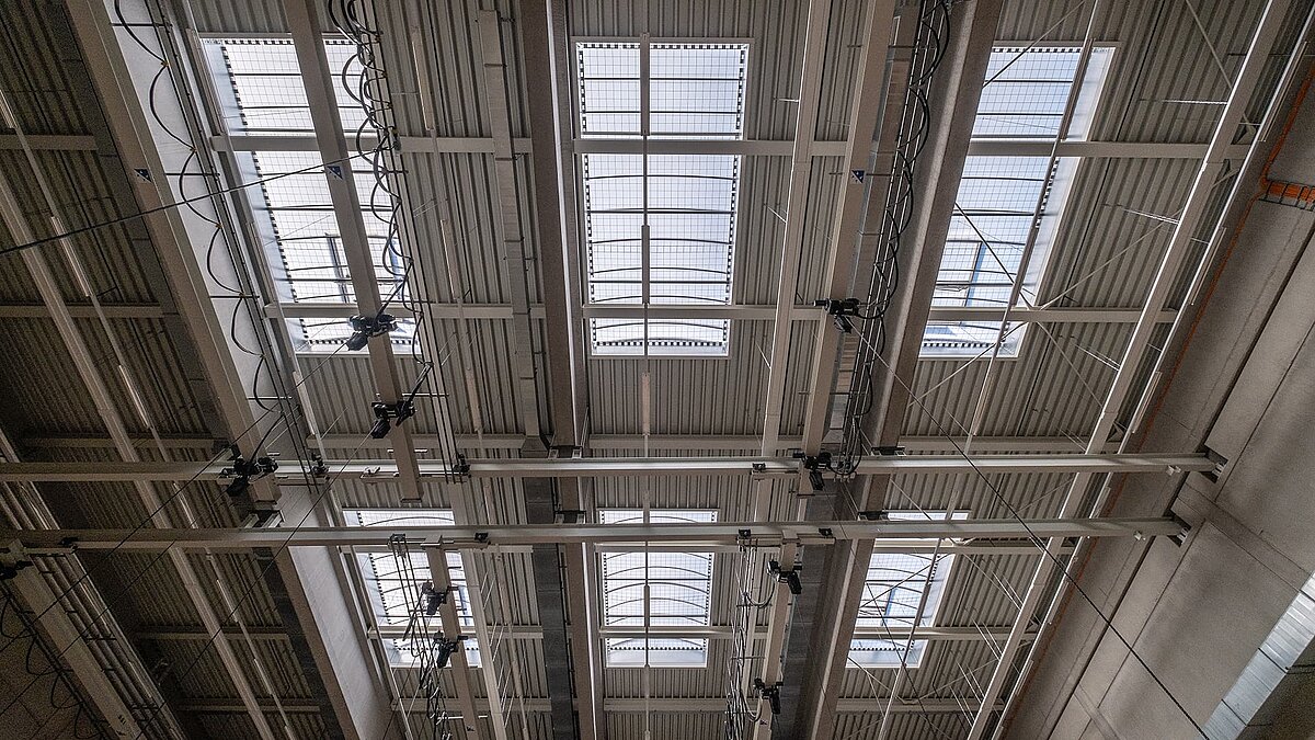 Decke des Opernfundus Hamburg mit LAMILUX Lichtband B für natürliche Belichtung.