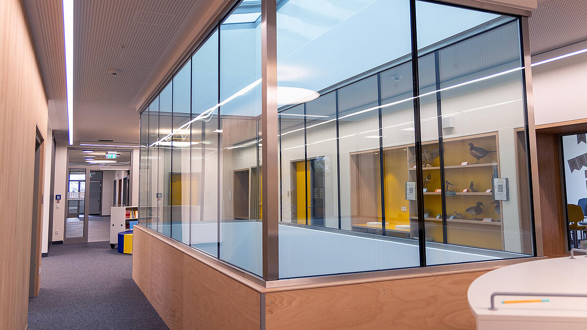 LAMILUX Glasdach PR60 über verglastem Tageslichtschacht im Schulzentrum Burgebrach.