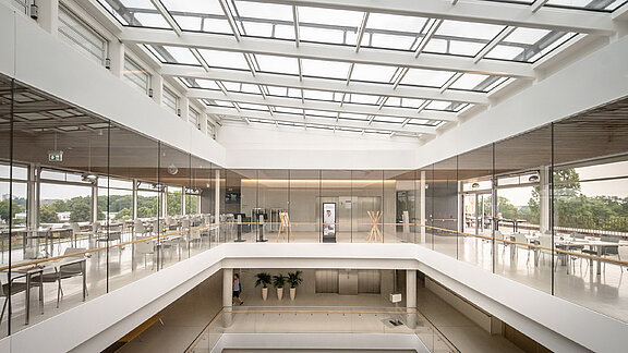 Blick ins Innere des Unfallkrankenhaus Berlin mit LAMILUX Glasdach