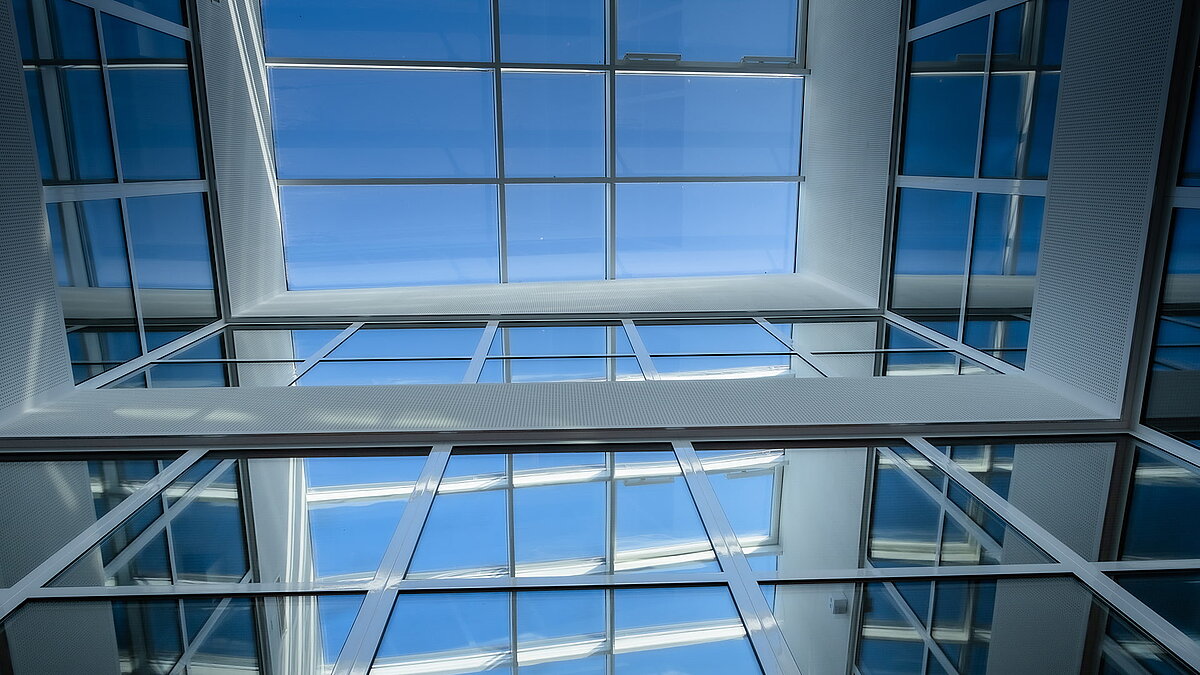 Glasdach der Bertha-von-Suttner-Realschule in Köln, das für eine helle und offene Innenraumgestaltung sorgt.