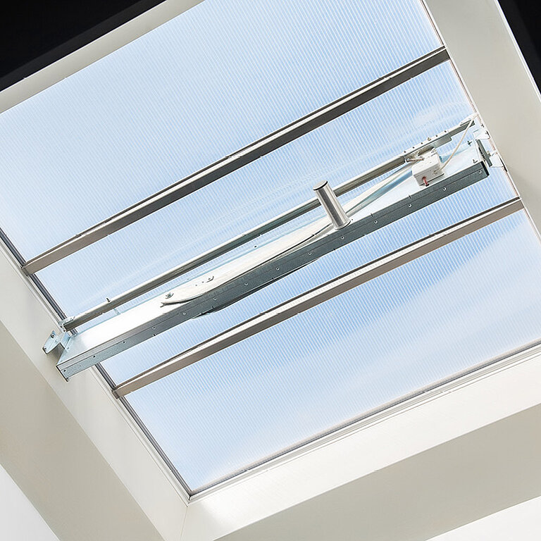 Innenansicht eines LAMILUX Flachdach Fenster F100 RWA mit transparenter Verglasung