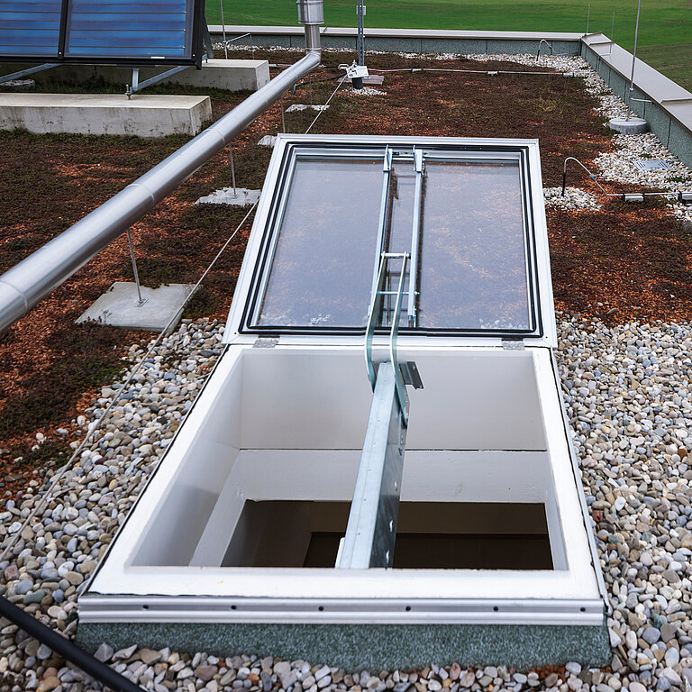 Innenansicht eines LAMILUX Flachdach Fenster F100 RWA mit transparenter Verglasung