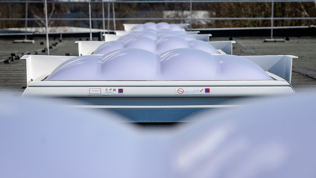 Lichtkuppel F100 W auf dem Dach des R-Pharm Gebäudes in Illertissen.