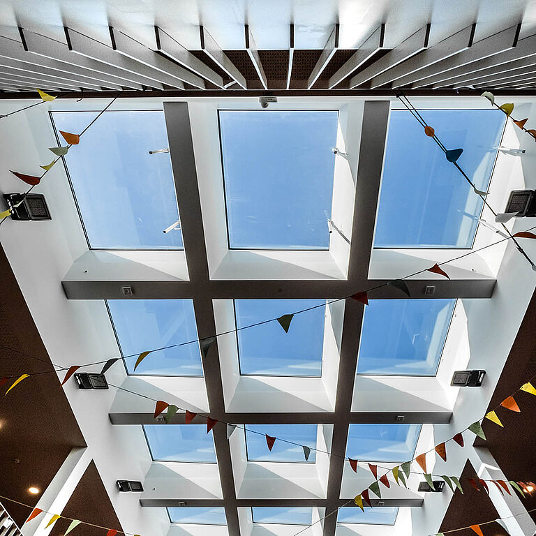 LAMILUX Flachdach Fenster FE 3° in Rasteranordnung, geneigte Glasflächen für großflächigen Tageslichteinfall