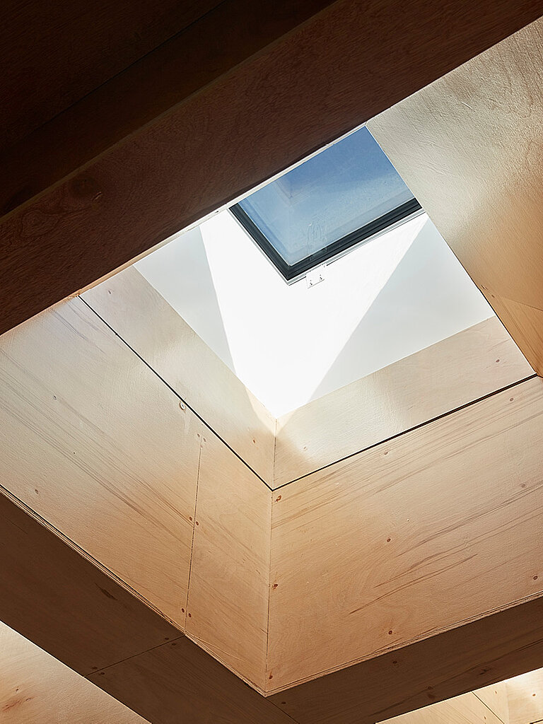 Innenansicht eines LAMILUX Flachdach Fenster FE Passivhaus+ mit natürlichem Tageslichteinfall