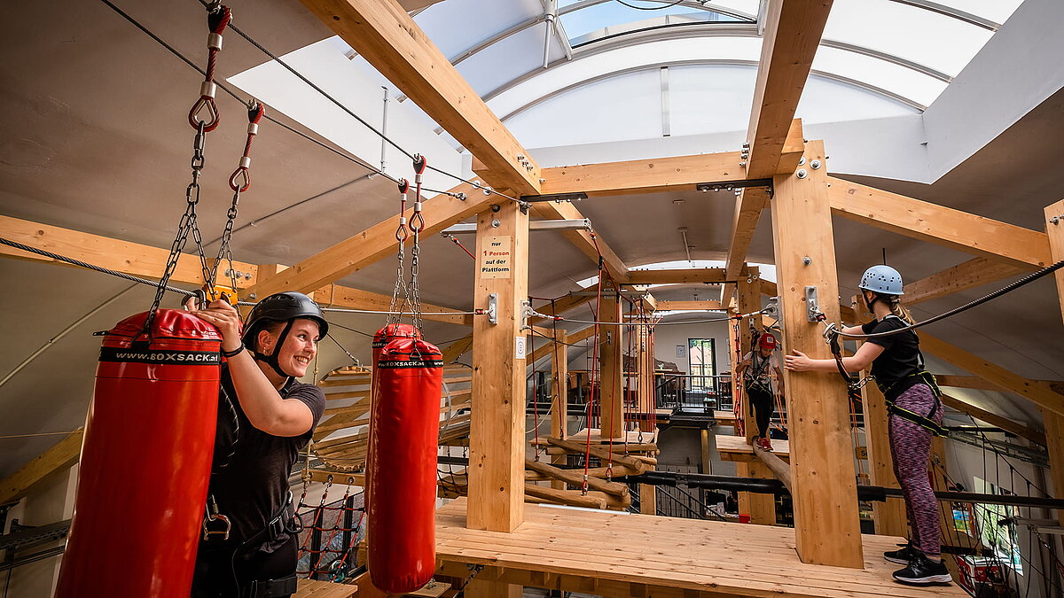 Kletterhalle in Eisenach mit Holzgerüsten und Kletterelementen, beleuchtet durch LAMILUX Lichtbänder B.