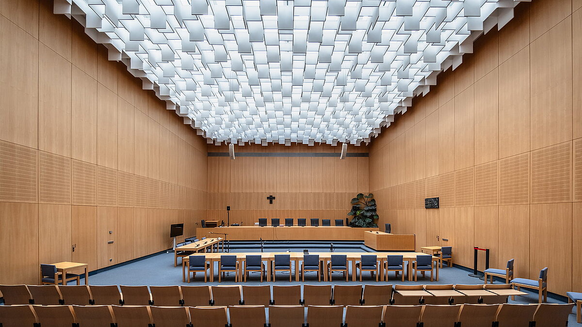 Gerichtssaal im Landgericht Weiden mit markanten Oberlichtern und geometrischer Deckenstruktur.