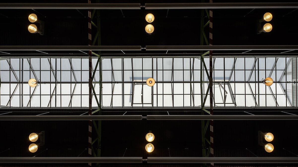 Innenansicht des Glasdachs der Eventhalle Zündmagnet in Wurzen mit moderner Beleuchtung und Industriecharme.