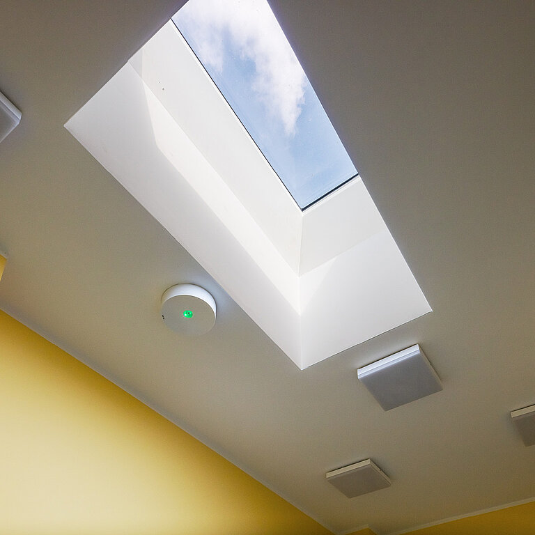 LAMILUX Flachdach Fenster im Innenraum, rechteckiges Dachfenster mit Tageslichteinfall