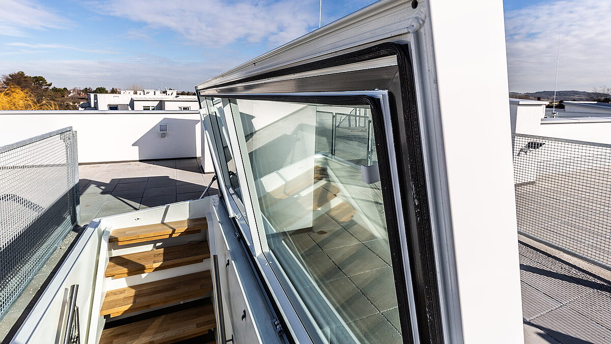 Flachdach Ausstieg von LAMILUX in einem Wohnhaus in Korneuburg mit modernem Design und Glasabdeckung.