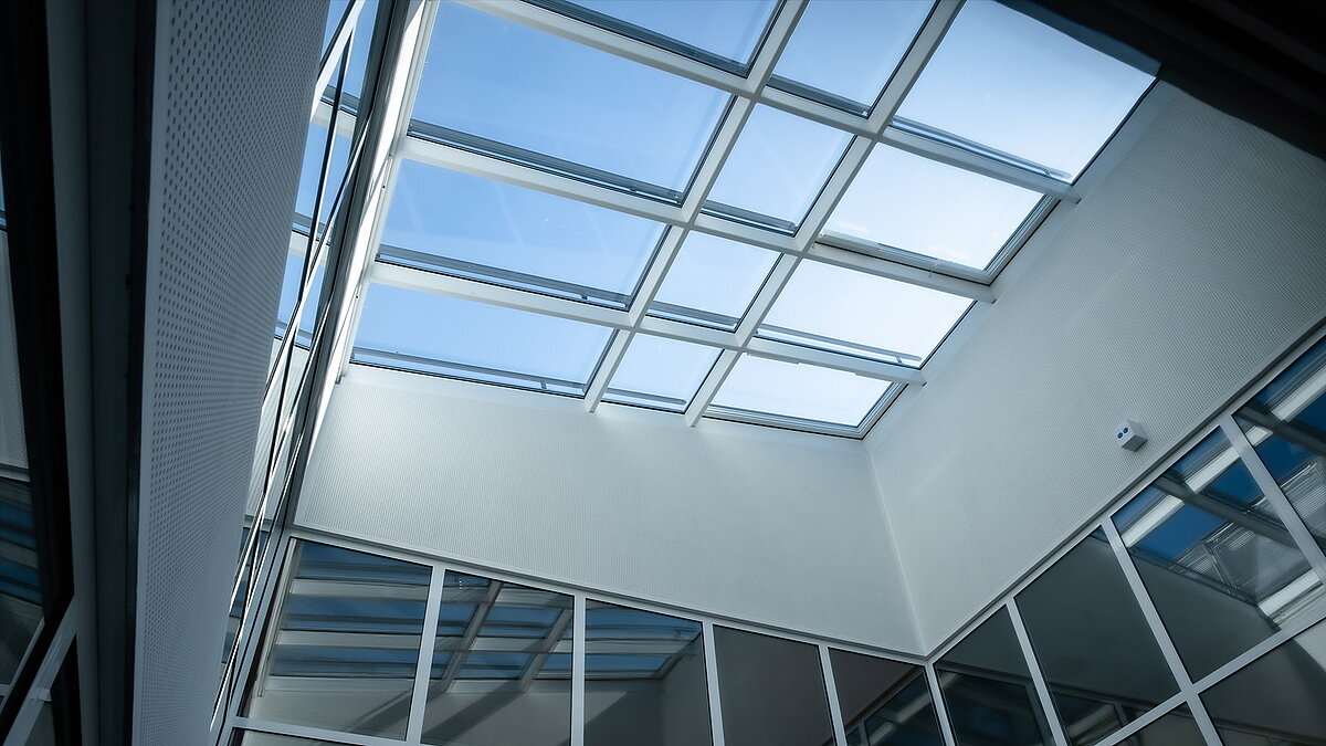 Glasdachkonstruktion der Bertha-von-Suttner-Realschule in Köln, die für eine natürliche Tageslichtdurchflutung sorgt.