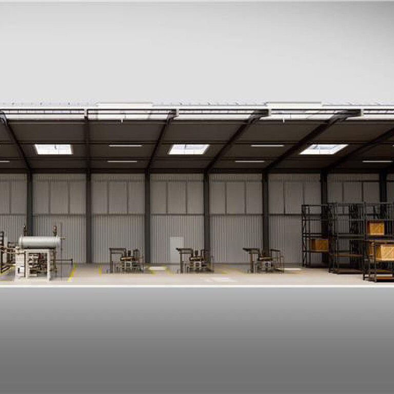 Große Industriehalle mit Werkbänken und Maschinen, gleichmäßig ausgeleuchtet durch Dachoberlichter entlang der Hallendecke