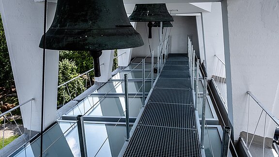 Glockenturm der Pauluskirche in Traunreut mit LAMILUX Flachdachfenstern FE.