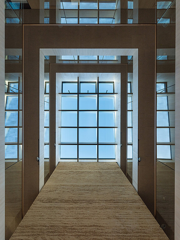 Blick nach oben durch ein Glasdach im Grünen Zentrum Immenstadt mit moderner Holz- und Glasarchitektur.