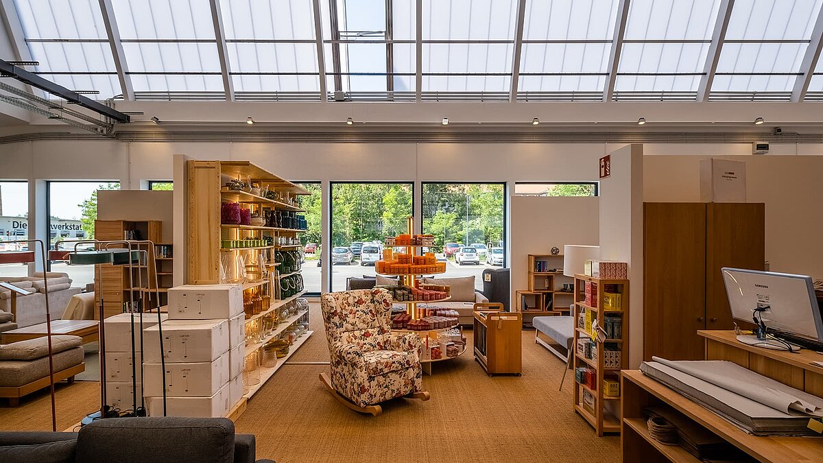 Innenansicht des alten Postbahnhofs Leipzig, mit Lichtband W/R und moderner Einrichtung