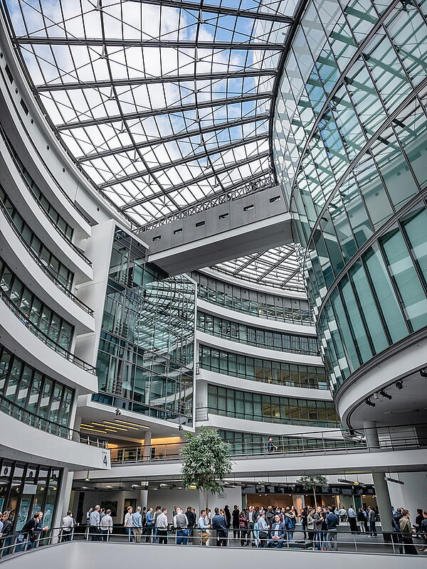 Großzügiger Innenraum mit Glasdach und geschwungener Architektur im BMW Group Forschungs- und Innovationszentrum FIZ.