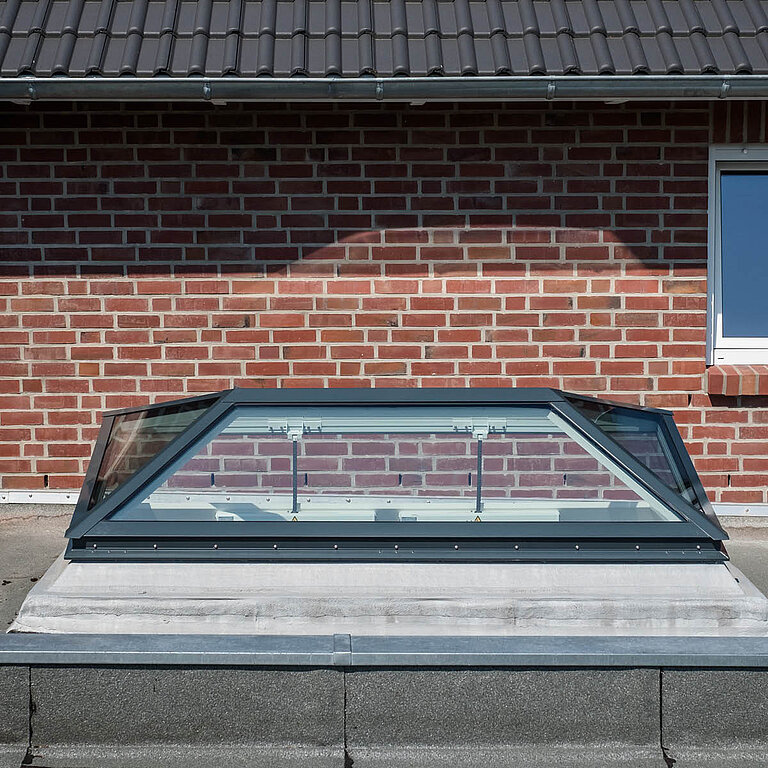 LAMILUX Flachdach Fenster FE Pyramide / Walm auf Flachdach, Außenansicht mit mehrseitig geneigter Verglasung