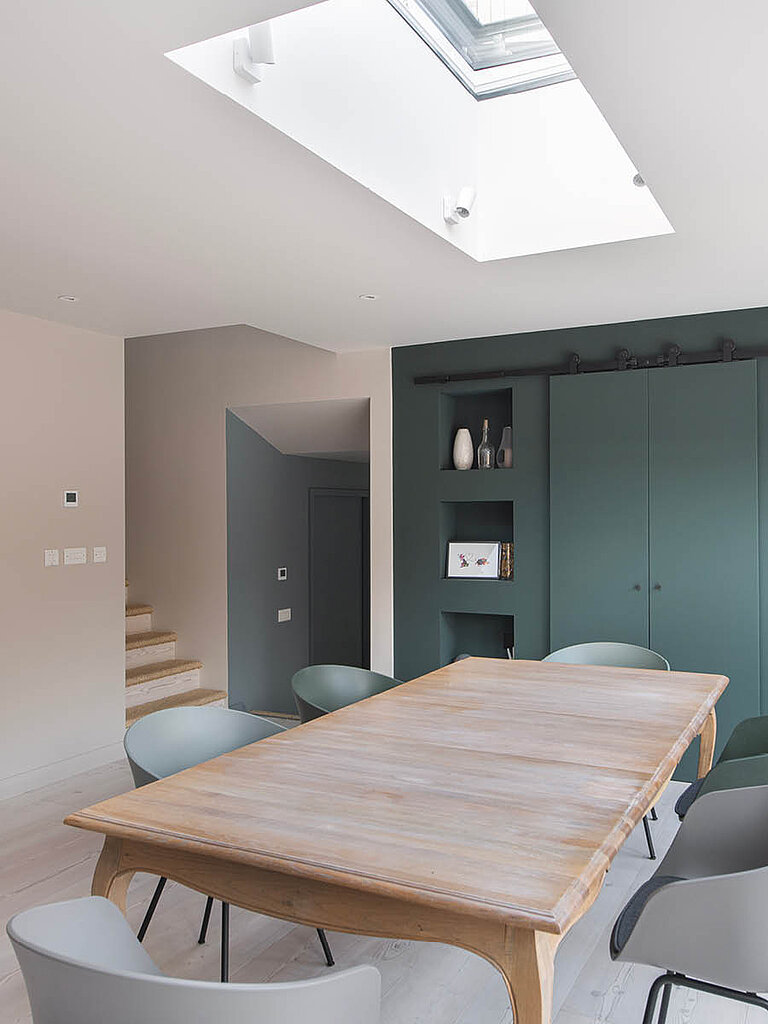 LAMILUX Flachdach Fenster FE 0° im Essbereich, flächenbündiges Dachfenster mit natürlichem Tageslicht