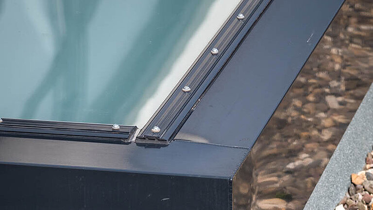 Detailansicht eines LAMILUX Flachdach Fenster Fire Resistance mit feuerwiderstandsfähiger Verglasung und Rahmen