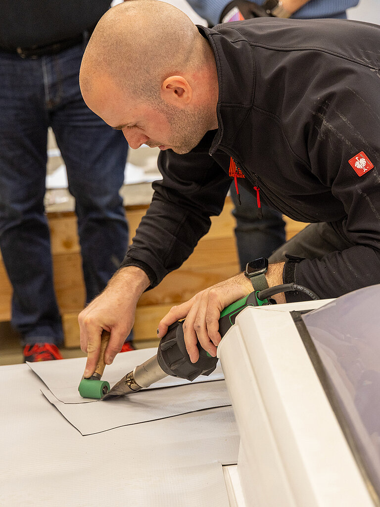 LAMILUX Mitarbeiter beim Abdichten eines Flachdachs