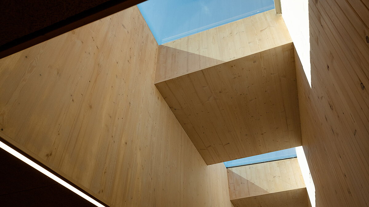 Lichtdurchflutetes Holz-Interieur der Kinderkrippe Waltenhofen mit großen Oberlichtern.