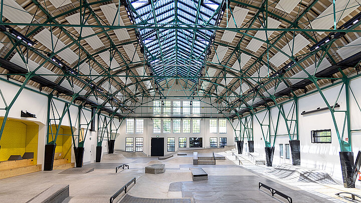 Skatehalle Eggenhalle München mit LAMILUX Glasdach 