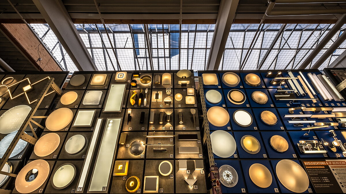 Beleuchtungsabteilung im OBI Baumarkt Bamberg mit verschiedenen Lampen und Lichtbändern an der Decke.