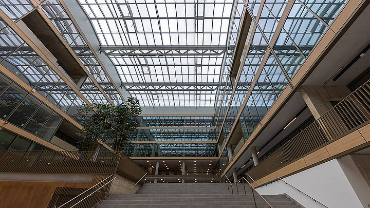 Modernes Atrium mit Glasdach 