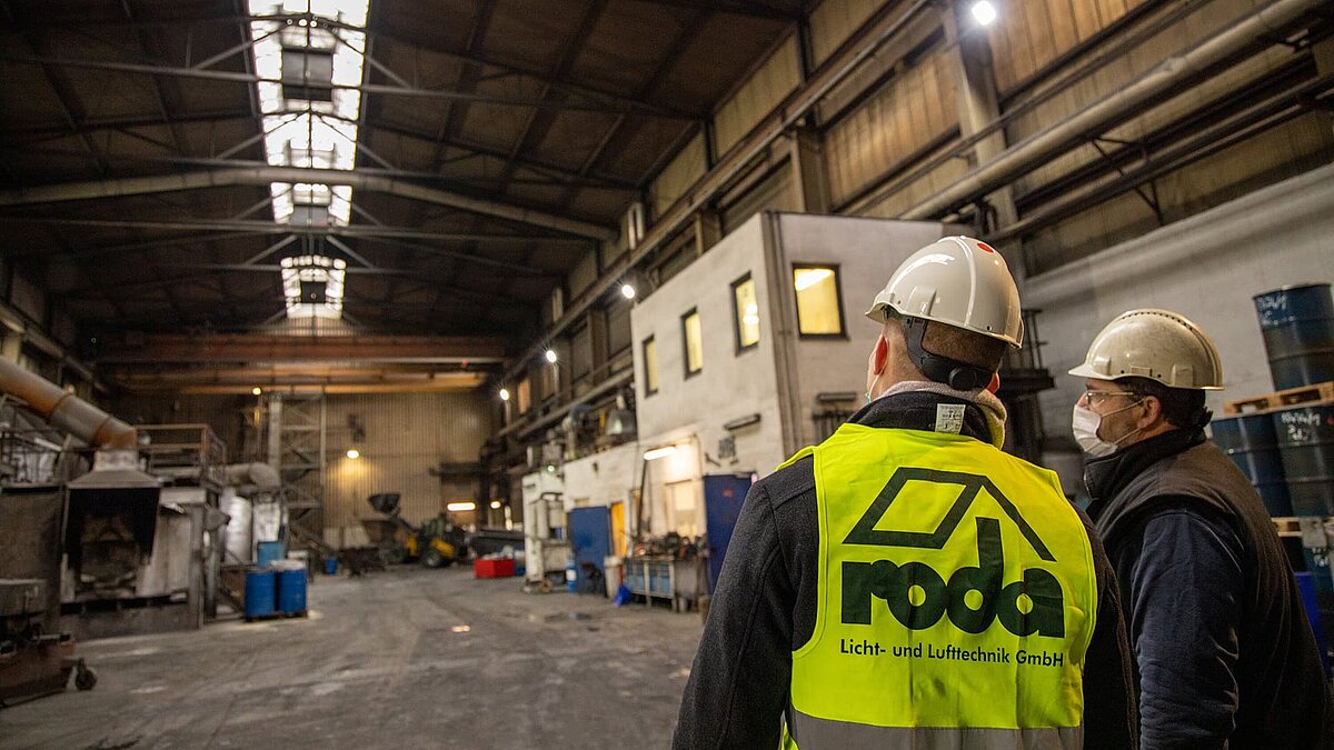 Industriehalle des Nahrungsmittelherstellers STUTE in Paderborn mit Mitarbeitern in Schutzkleidung und Dachoberlichtern.