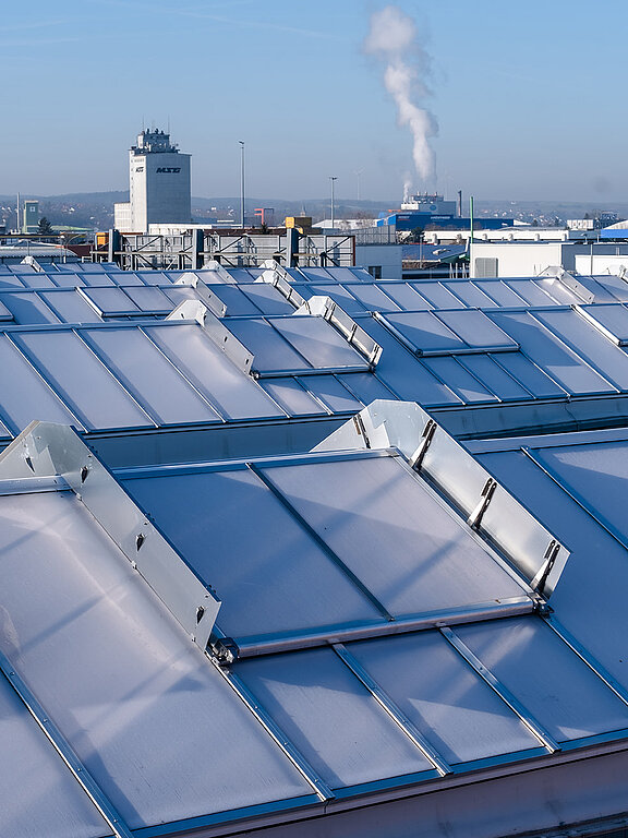  Dach des OBI Baumarkts in Bamberg mit zahlreichen Lichtbändern