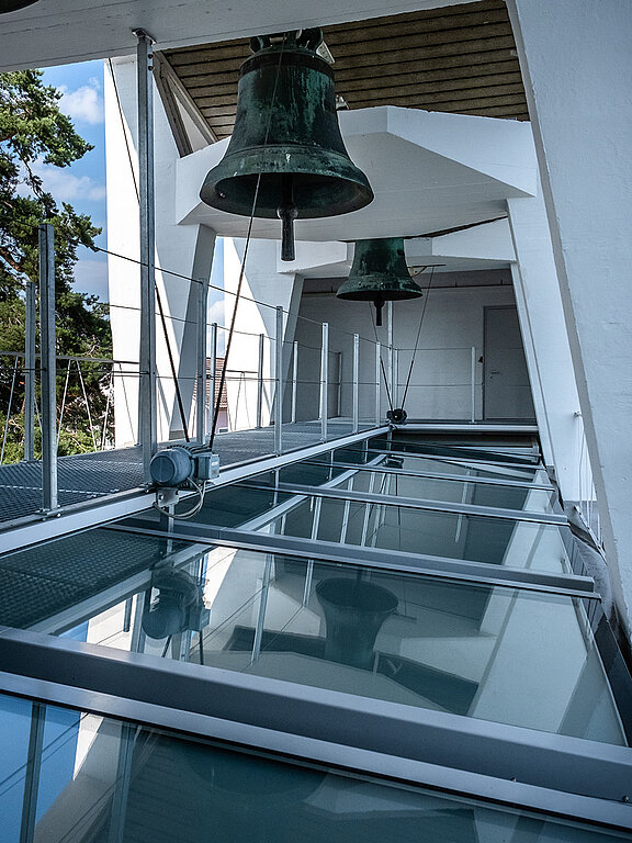 Glockenturm der Pauluskirche in Traunreut mit LAMILUX Flachdachfenstern FE und Metallsteg.