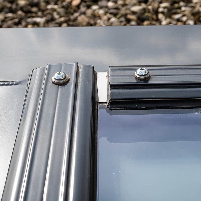 Detailansicht eines LAMILUX Flachdach Fenster Fire Resistance mit feuerwiderstandsfähigem Rahmen und Verglasung