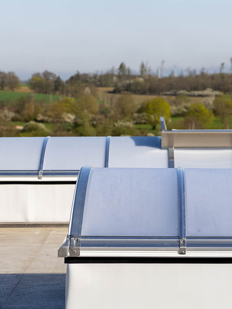 LAMILUX Lichtband B Passivhaus auf Flachdach mit geschlossener Verglasung