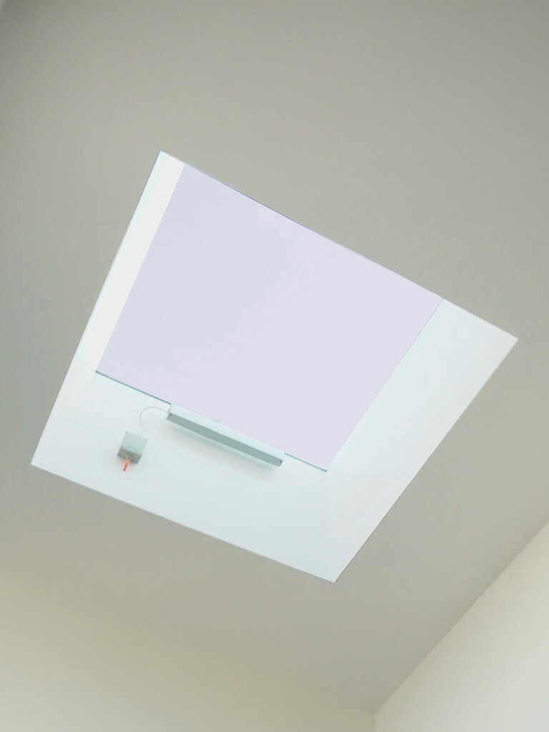 Treppenhaus mit quadratischem Deckenoberlicht und integrierter Antriebseinheit zur Rauch- und Wärmeabführung im Treppenraum