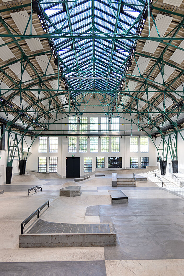 Helle Skatehalle mit PR60 Glasdach und sichtbarer Stahlkonstruktion.