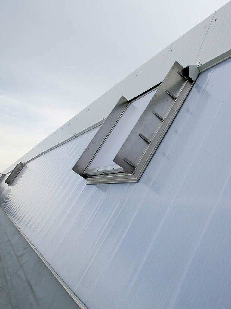Geschlossenes LAMILUX Lichtband W|R RWA mit transluzenter Verglasung an Wand- bzw. Dachrandmontage