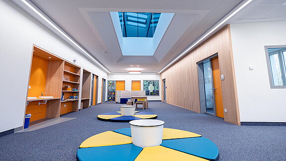Glasdach PR60 in einem modernen Kindergartenflur für optimalen Tageslichteinfall.