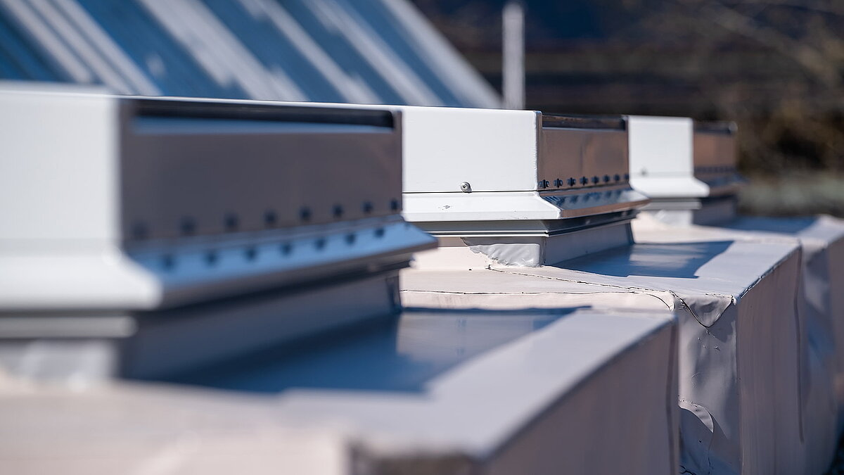 Detailaufnahme vom Flachfach Fenster auf der Kinderkrippe Waltenhofen, die Licht und Belüftung bieten.