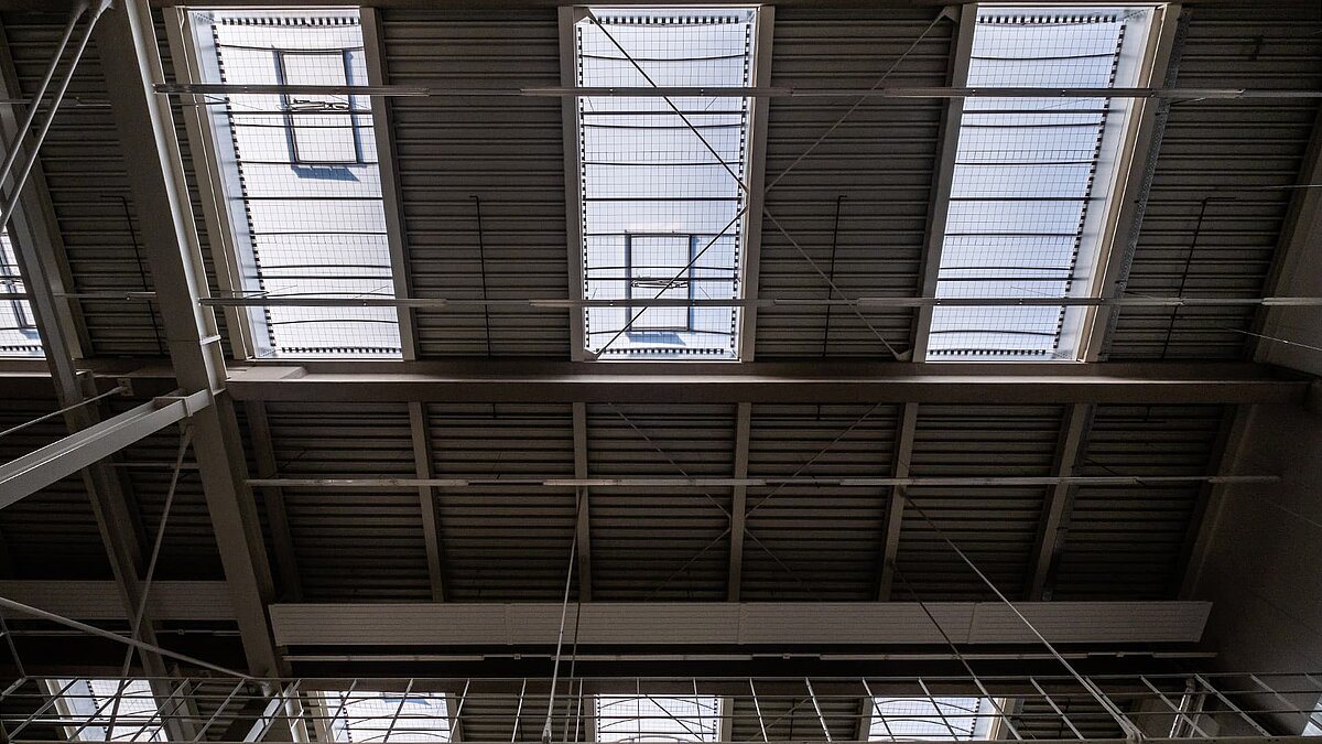 Deckenansicht des Opernfundus der Hamburgischen Staatsoper mit rechteckigen Lichtbändern zur natürlichen Belichtung.