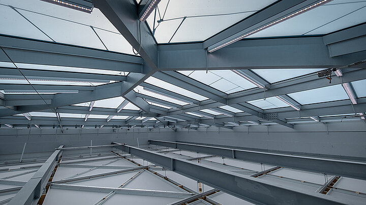 LAMILUX Glasdach PR60 mit Stahlunterkonstruktion in einer Industriehalle