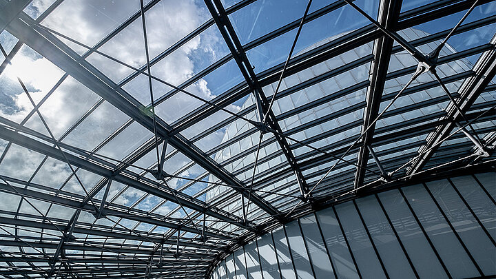 LAMILUX Glasdach PR60 mit bewölkten Himmel im Hintergrund