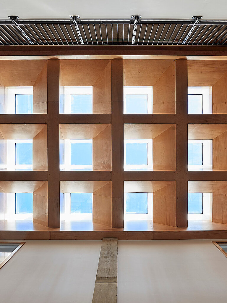 Mehrere LAMILUX Flachdach Fenster in Rasteranordnung, quadratische Tageslichtöffnungen in Holzdeckenstruktur