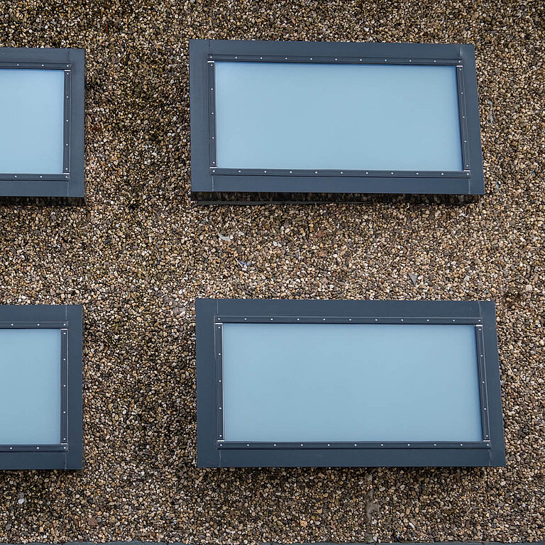 Vier LAMILUX Flachdach Fenster Fire Resistance auf Kies-Flachdach mit feuerwiderstandsfähiger Verglasung