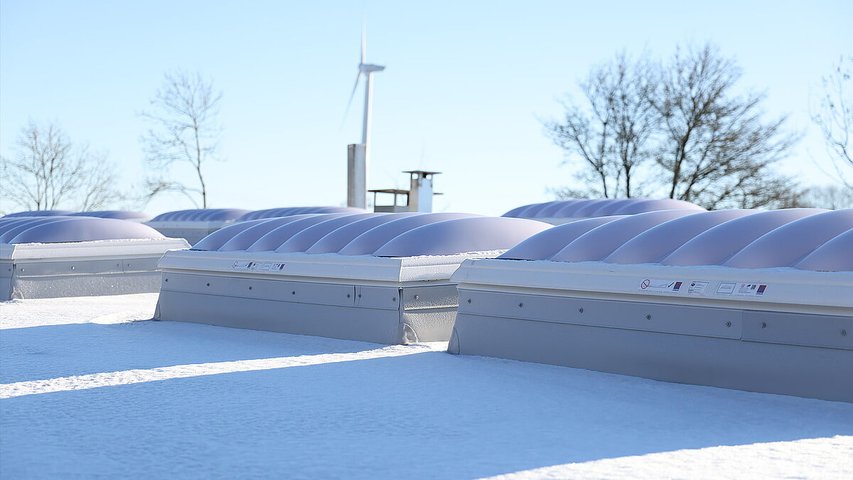 Mehrere Schneebedeckte Lichtkuppeln F100W auf dem Dach des Gebäudes "Ab in die Box" am Diemelsee.
