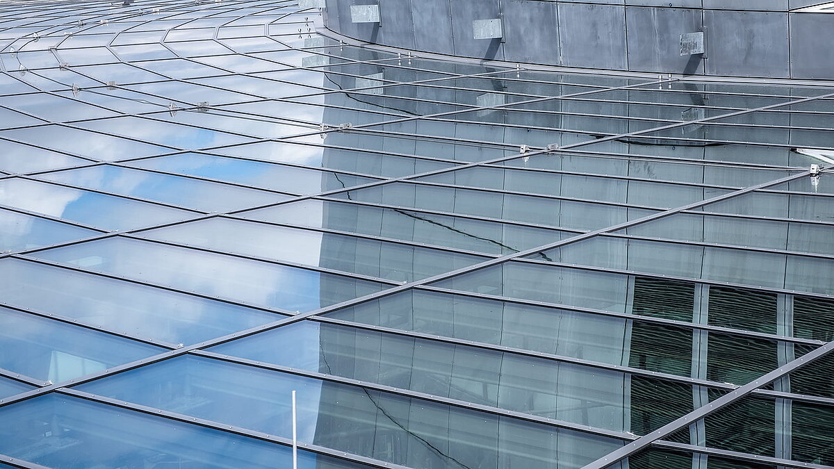 Detailansicht des Glasdachs am BMW Group Forschungs- und Innovationszentrum FIZ.