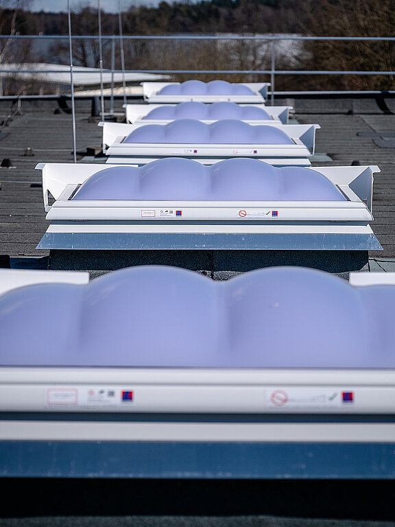 Lichtkuppel F100 W auf dem Dach des R-Pharm Gebäudes in Illertissen.