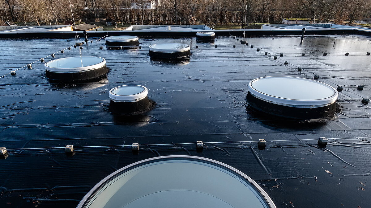 Flachdach der Kindertagesstätte Glückliche Zukunft in Sömmerda mit mehreren runden Oberlichtern.