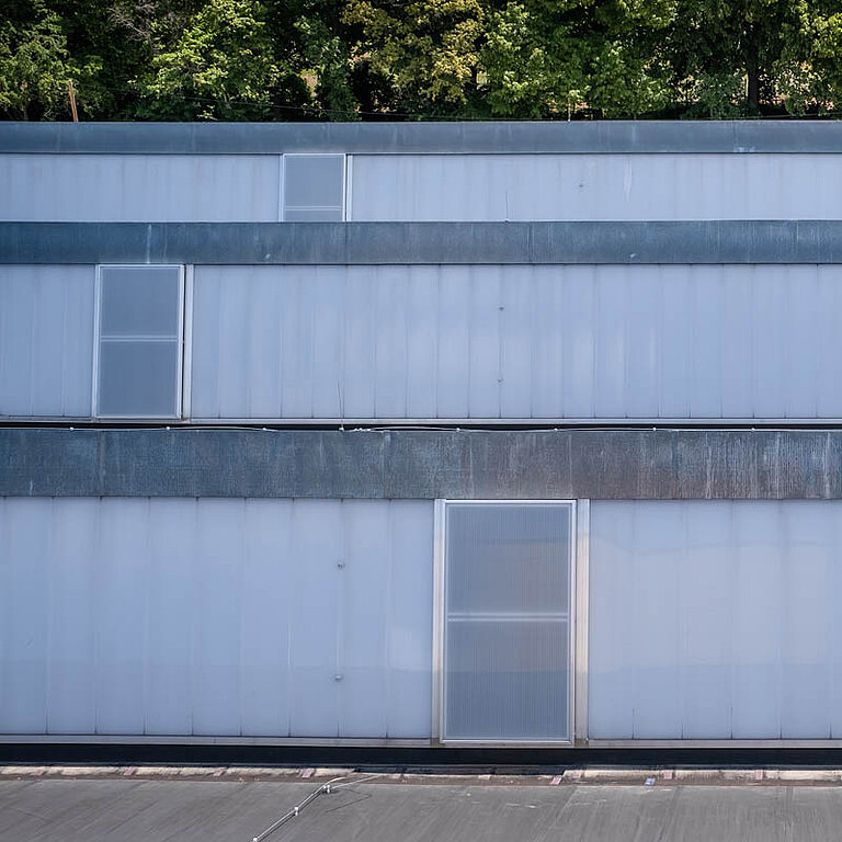 LAMILUX Lichtband Wand / Renovierung an Industriehalle mit horizontaler Verglasung