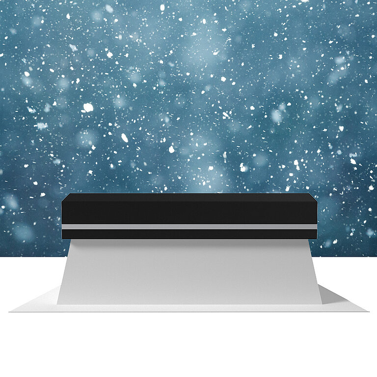 LAMILUX Flachdach Fenster FE, Schnee auf Industrie-Flachdach mit geschlossener Verglasung unter winterlichen Bedingungen